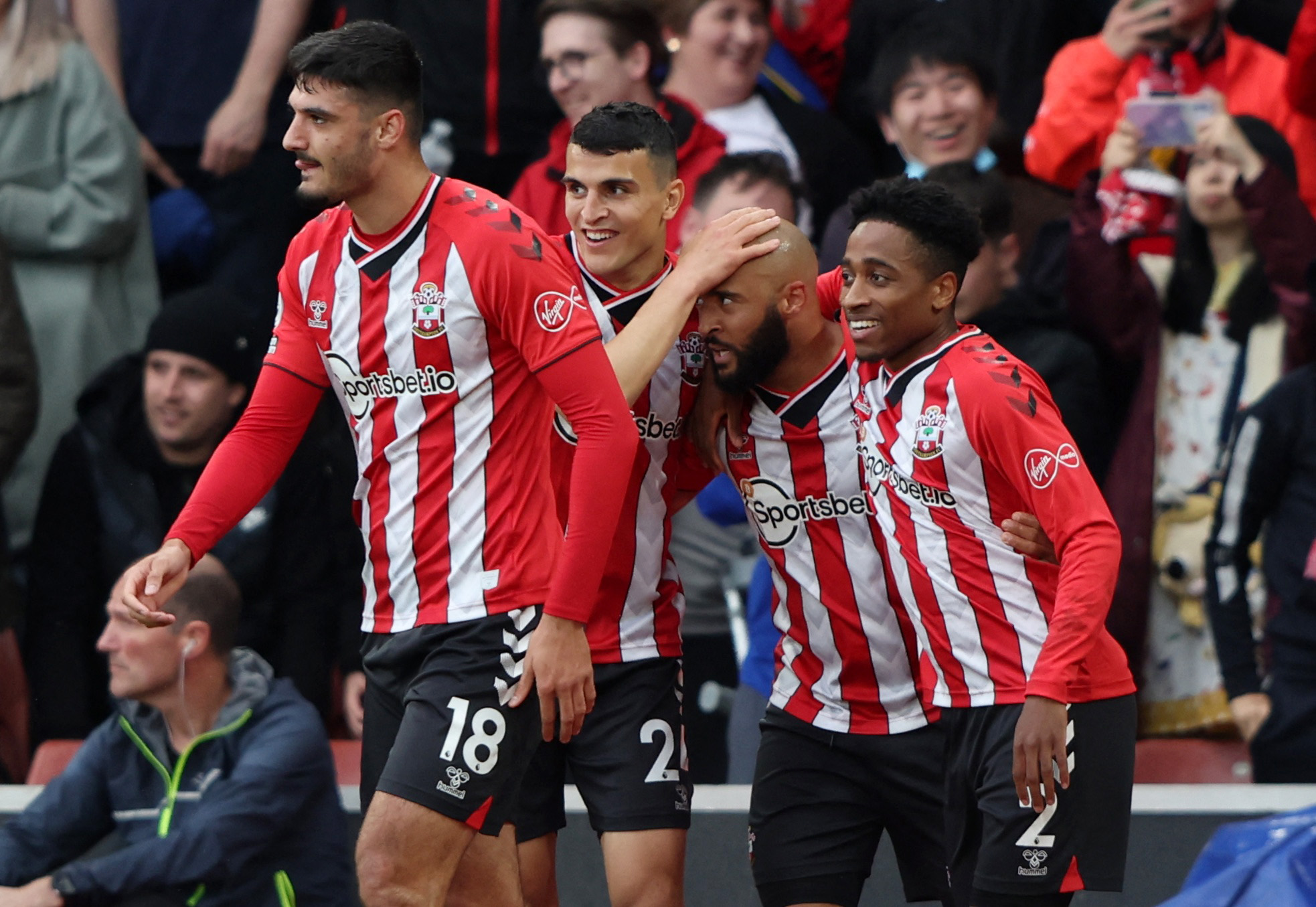 詹姆斯助攻队友完成精彩扣篮（詹姆斯妙传助队友上演精彩暴扣）