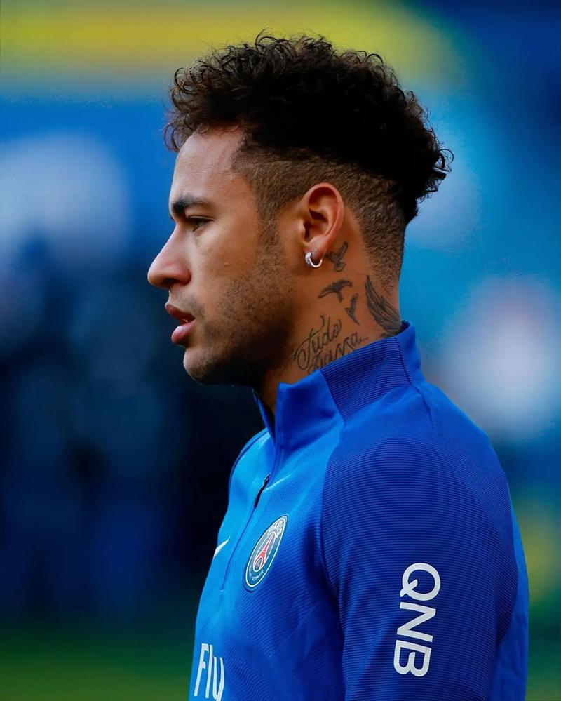 决裂！萨拉赫效仿C罗，炮轰媒体诬陷，主帅被控制，叫板球队高层（摊牌！萨拉赫学C罗怒怼媒体造谣，主帅受制，硬刚俱乐部高层）