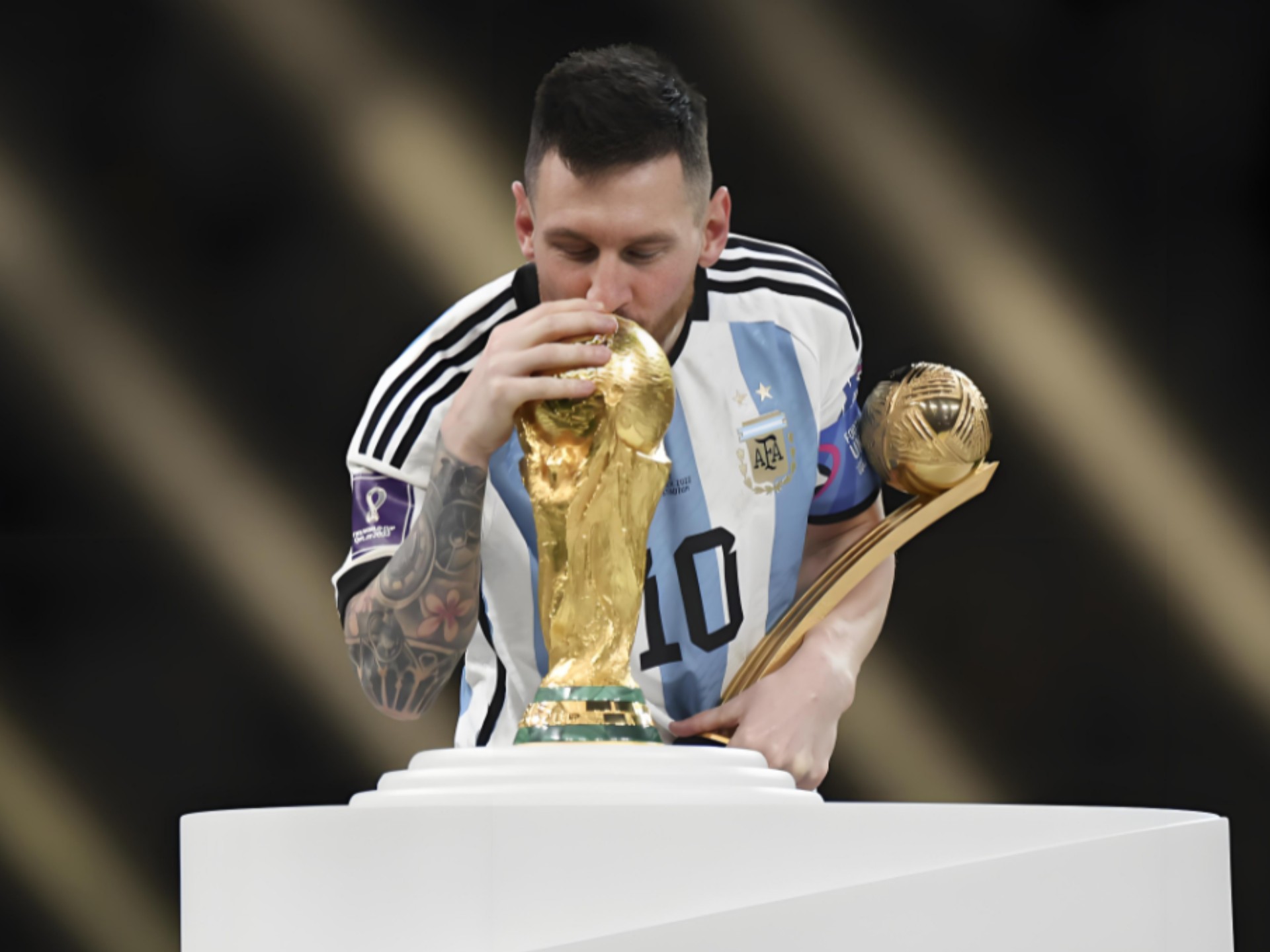 记者：汶马探赛后与海港助教约翰交换队服，两人曾在横滨合作（记者：汶马探赛后与海港助教约翰互换球衣，二人曾在横滨共事）