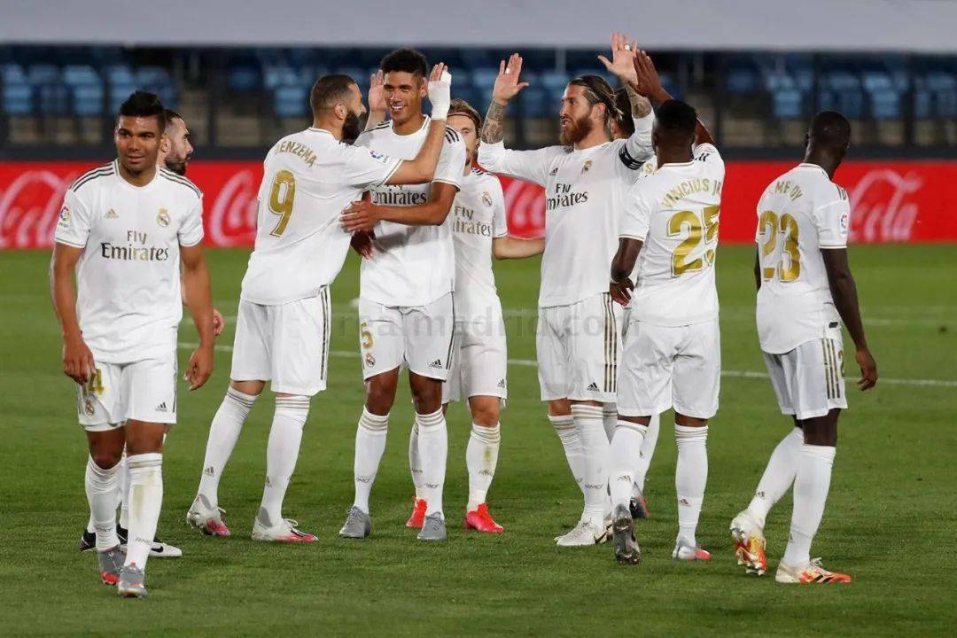 从天堂到地狱，索博在2-1领先后疯狂庆祝，被绝杀后伤心落泪（领先2-1狂欢，遭绝杀泪洒赛场：索博的冰火两重天）