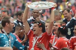 斯基拉：阿森纳正在关注铃木彩艳，有意在下个赛季引进他（斯基拉：阿森纳有意引进铃木彩艳，已将其列为下赛季目标）