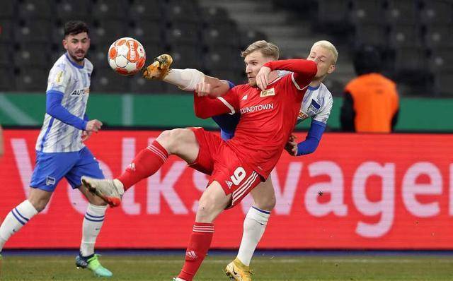 莱奥：我正在学习踢中锋，球队在场内场外都在帮助我（莱奥：正适应中锋角色，全队在场上场下给予支持）