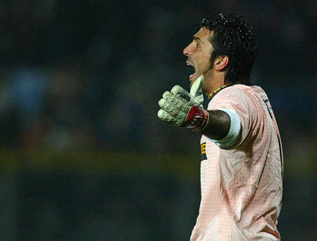 埃里克：阿劳霍是个非常受欢迎的人，我们正敞开双臂等他归来（埃里克：阿劳霍人气极高，我们张开双臂迎接他的回归）