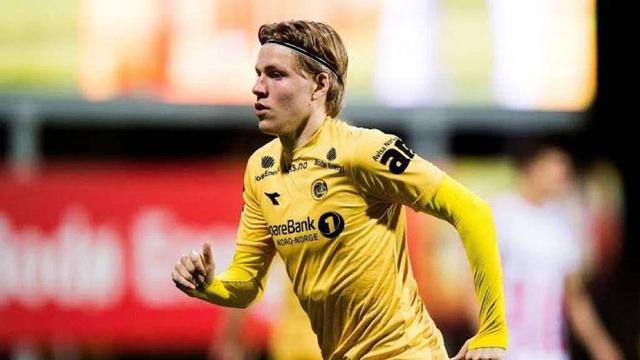 成都蓉城主帅徐正源获三年合同，球队续约并引进强援，有望冲击双冠王。（成都蓉城与徐正源签三年新约，续约核心引进强援，剑指双冠）