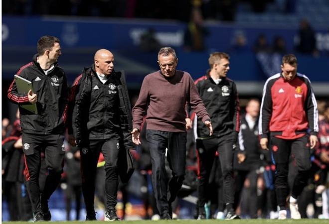 利物浦欲出售左后卫齐米卡斯，因其不愿离开安菲尔德，而其他球员面临竞争。（利物浦考虑出售齐米卡斯，球员意愿留守安菲尔德，队内其他位置竞争激烈）