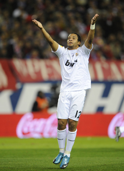 CBA：深圳男篮三分爆发 主场胜上海