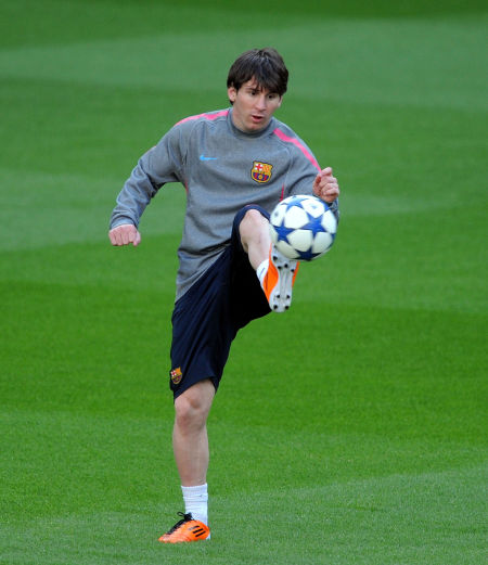 对曼联双响助维拉延续连胜势头，罗杰斯当选英超第17轮最佳（对阵曼联梅开二度助维拉续写连胜，罗杰斯当选英超第17轮最佳）