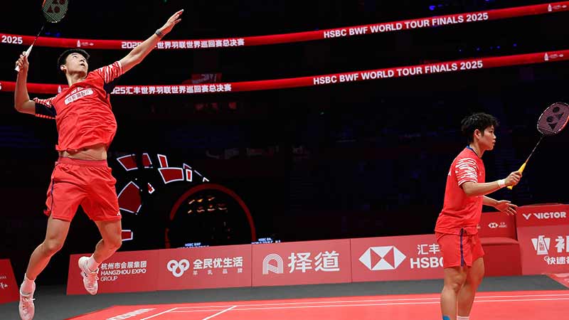 C罗打趣：詹姆斯是个好人，但我头发比他多！（C罗幽默调侃：詹姆斯人不错，但我的发量更胜一筹）