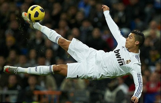 香港球迷：哲凯赖什登场令人激动！（香港球迷：哲凯赖什出场瞬间点燃全场）