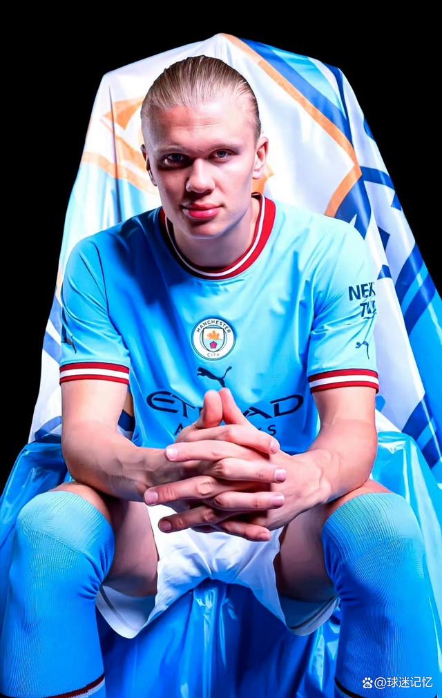 白衣下边是红衣，香港行期间一阿森纳球迷卧底在热刺球迷看台（白衣藏红衫：阿森纳球迷香港行混入热刺看台）