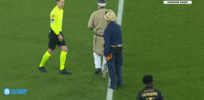 这雪有点大，欧冠赛前一名挪威记者在博德闪耀的球场边线处滑雪