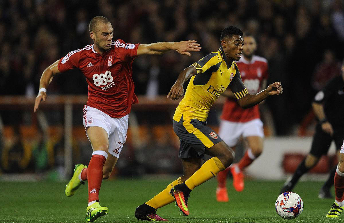 意媒：桑德兰想先租后买从米兰签圣地亚哥，已联系球员经纪人（意媒：桑德兰欲从米兰引进圣地亚哥，采取先租后买方案，已与其经纪人接洽）